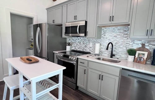 Auburn Cottage | New Luxury 1BR Cottage in Downtown Auburn!