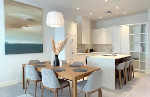 Westwind Apartment | New luxury 3bd - Gated - Pool Beach and Gym access - Quiet area - Up to 6 people
