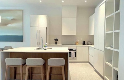 Westwind Apartment | New luxury 3bd - Gated - Pool Beach and Gym access - Quiet area - Up to 6 people