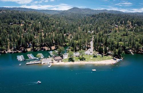 Groveland House | New Luxury 5BR Cabin in Pine Mountain Lake! 1 Minute to Beach! Massage Chair! Close to Yosemite! Perfect for Retreats and Escapes All Seasons!