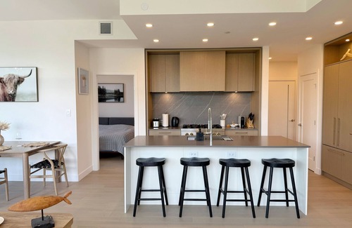 South Pandosy Apartment | New Luxury Beachfront Escape with Pool and Hottub