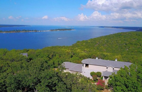Pottsboro Villa | New! Luxury Gateway w/Home Theater & Decks!