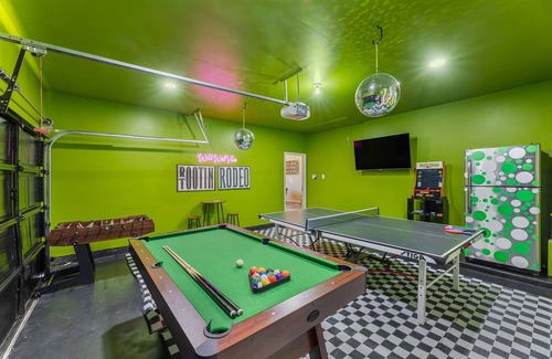 South Arlington House | NEW Luxury Haven I Game Rooms + Backyard Retreat