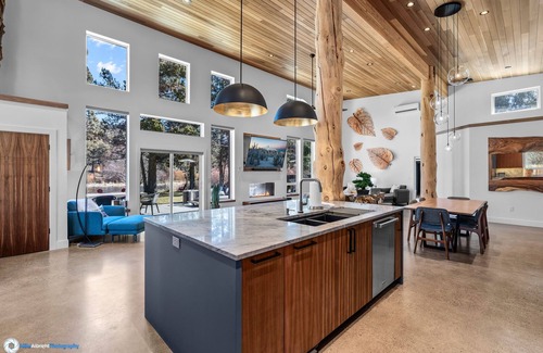 Tumalo House | New! Luxury Home ~River View/Access~Hot Tub~Fireplace~Brand New Furnishings!