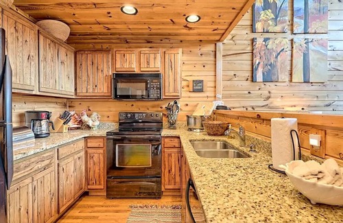 Bryson City Cabin | NEW! LUXURY MOUNTAIN CABIN, VIEWS, HOT TUB, FIRE PIT