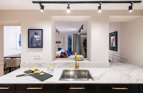 Sol Apartment | New, Luxury, quiet, 4 en-suite bedrooms + balcons near Gran Via, private patio