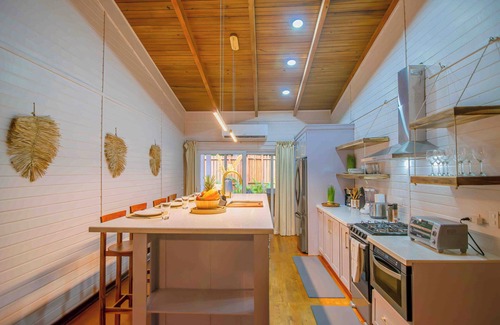 Antoneys Cay Villa | New Luxury Villa 8 min beach walk Pool+Grill Near West Bay