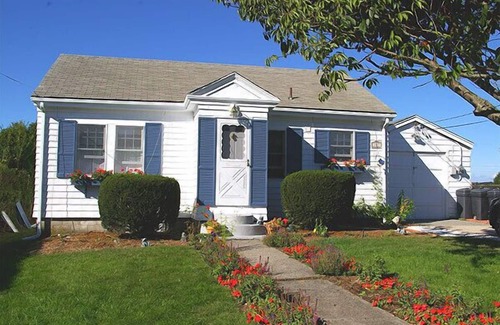 Easton's Point House | NEW MARKDOWN! Stay at a waterside beach cottage minutes away from water!