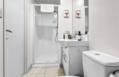 Newmarket Apartment | New Market Niche l Modern 2 Bed Apt l Carpark inc.