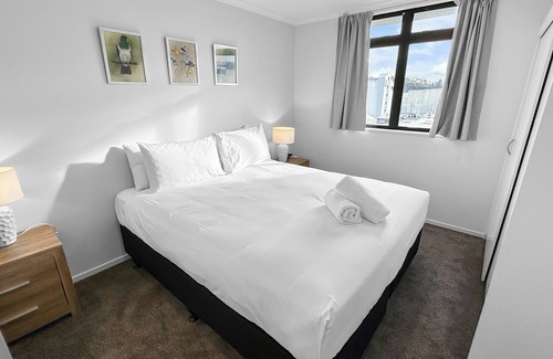 Newmarket Apartment | New Market Niche l Modern 2 Bed Apt l Carpark inc.