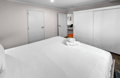 Newmarket Apartment | New Market Niche l Modern 2 Bed Apt l Carpark inc.