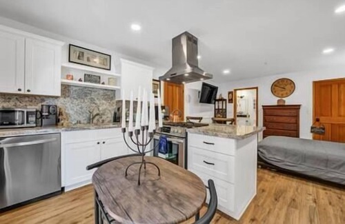 Los Gatos Other | NEW! May’s log cabin luxury studio farm stay.