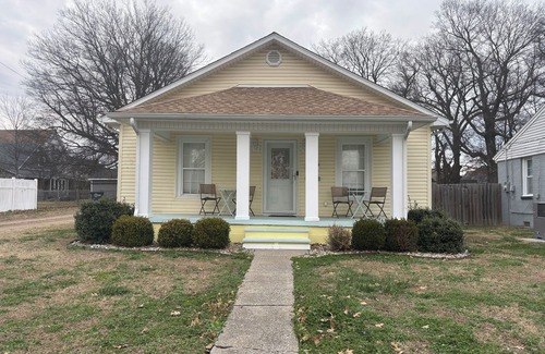 Paducah House | NEW! Midtown Bliss- 2 bed house with WiFi, within 5 minutes of Downtown Paducah