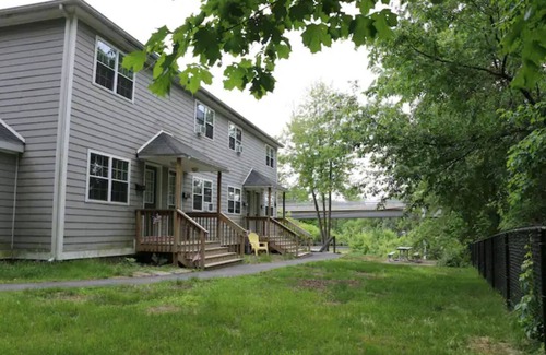 Suncook Apartment | NEW - Mins to Manchester /Concord - Riverfront - Pet Friendly - Yard Space - Mtn