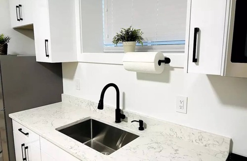 Surrey House | New & Modern 1 bedroom suite near beaches & border