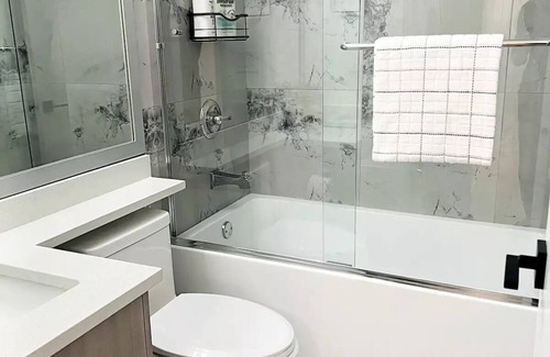 Surrey House | New & Modern 1 bedroom suite near beaches & border