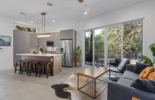 MLK House | *New Modern 2BR Home in Austin's East Side - Sleeps 5*