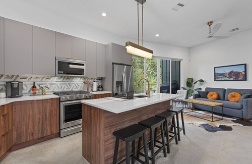 MLK House | *New Modern 2BR Home in Austin's East Side - Sleeps 5*