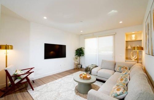 Larchmont Apartment | New Modern 3BR 3BA Apt in Central Los Angeles with Rooftop & Parking