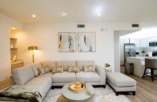 Larchmont Apartment | New Modern 3BR 3BA Apt in Central Los Angeles with Rooftop & Parking