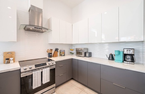 Desert Hot Springs House | New* Modern 4B/3B | Hot Tub, Pool | 2 King suites | EV charger