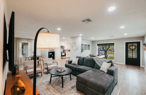 Bryan House | NEW Modern 5BR - Mins drive to Texas A&M