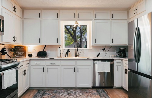 Bryan House | NEW Modern 5BR - Mins drive to Texas A&M