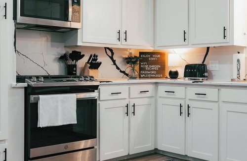 Bryan House | NEW Modern 5BR - Mins drive to Texas A&M