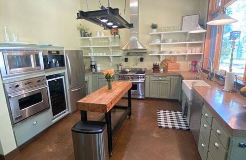 Lake Almanor West House | NEW! Modern and Spacious high-end home! Newly renovated! On golf course!