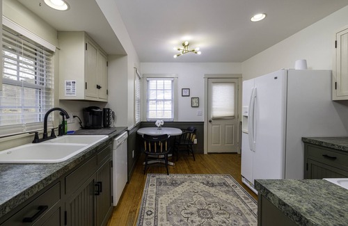 Luray Cabin | NEW Modern Cabin in Luray: Firepit, Allows Dogs, NEW Hot Tub, 5 acres, Game Room
