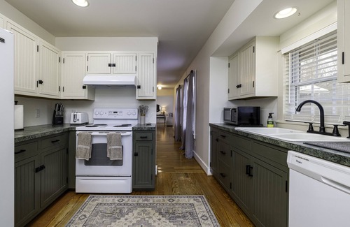 Luray Cabin | NEW Modern Cabin in Luray: Firepit, Allows Dogs, NEW Hot Tub, 5 acres, Game Room