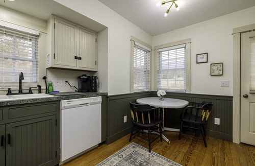 Luray Cabin | NEW Modern Cabin in Luray: Firepit, Allows Dogs, NEW Hot Tub, 5 acres, Game Room