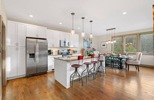 Woodfin House | *NEW* Modern Cabin w Hot Tub