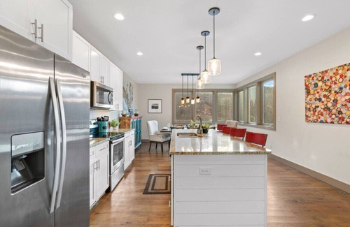Woodfin House | *NEW* Modern Cabin w Hot Tub
