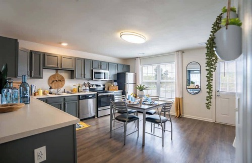 Columbia Apartment | New! Modern Comfort w/Pool & Clubhouse