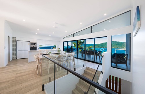 Airlie Beach House | New Modern Contemporary Holiday Home in the heart of Airlie Beach