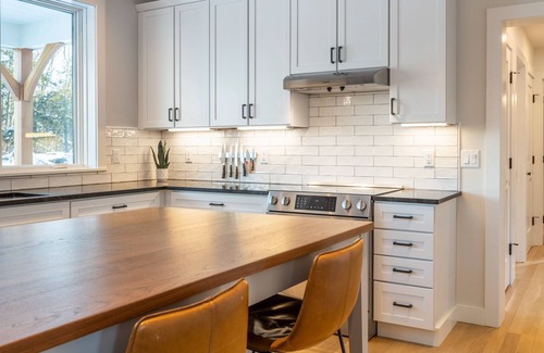 Moscow House | New Modern Farmhouse: 4 private acres, 360º Mtn View, Btwn Mtn & Village