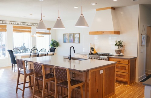 Farmington House | NEW Modern Farmhouse: pool and guest house - 6.9 miles University of Arkansas!
