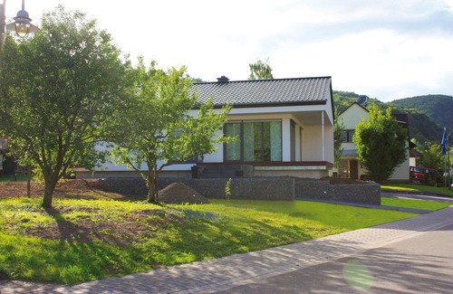 Senhals House | NEW Modern holiday home right on the Moselle, panoramic views, 2 terraces, garden