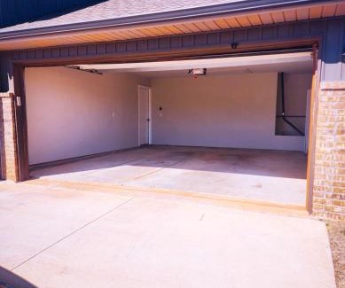 Oklahoma City House | New Modern Home, Game Room, Gym, 6 beds, Fast Wifi