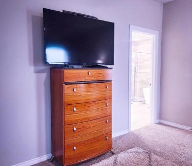 Oklahoma City House | New Modern Home, Game Room, Gym, 6 beds, Fast Wifi