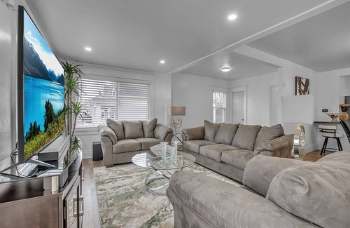 Cheektowaga House | New Modern Home in well appointed Buffalo, NY neighborhood.