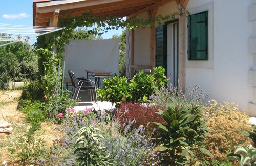 Solta House | New modern house in a quiet island area with big garden