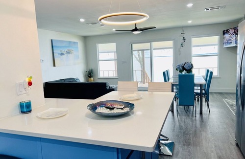 Seven Points House | New Modern Lake Front on open water w/New Dock