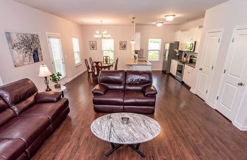 Charlotte House | New! Modern Large House Great Location near UNC-Charlotte, TopGolf, Carowinds
