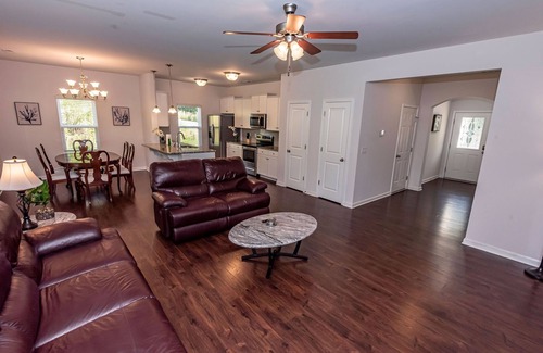 Charlotte House | New! Modern Large House Great Location near UNC-Charlotte, TopGolf, Carowinds