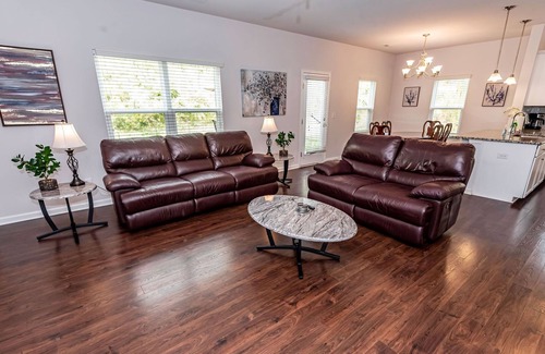 Charlotte House | New! Modern Large House Great Location near UNC-Charlotte, TopGolf, Carowinds