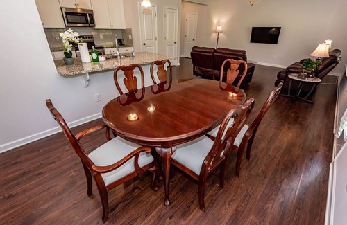 Charlotte House | New! Modern Large House Great Location near UNC-Charlotte, TopGolf, Carowinds