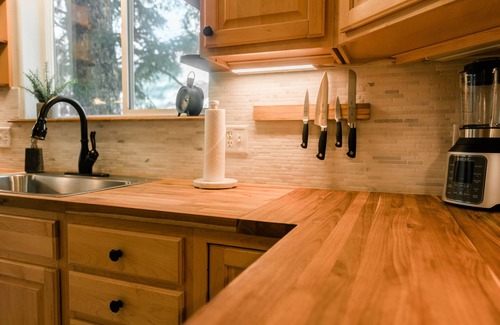 Ouray House | New! Modern mountain retreat. Bar, garage, luxurious backyard patio. Pristine!