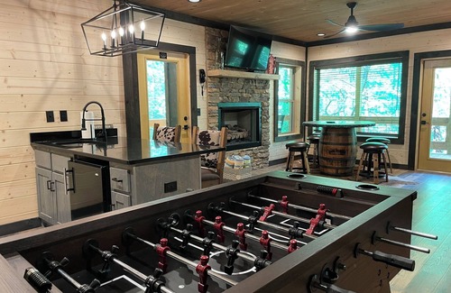 Cherry Log Cabin | NEW! Modern Rustic in Aska Adventure Area. Hot Tub! Pet Friendly!
